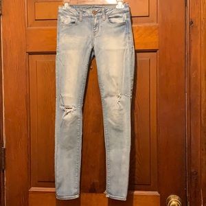 American Eagle lightwash destroyed jeggings